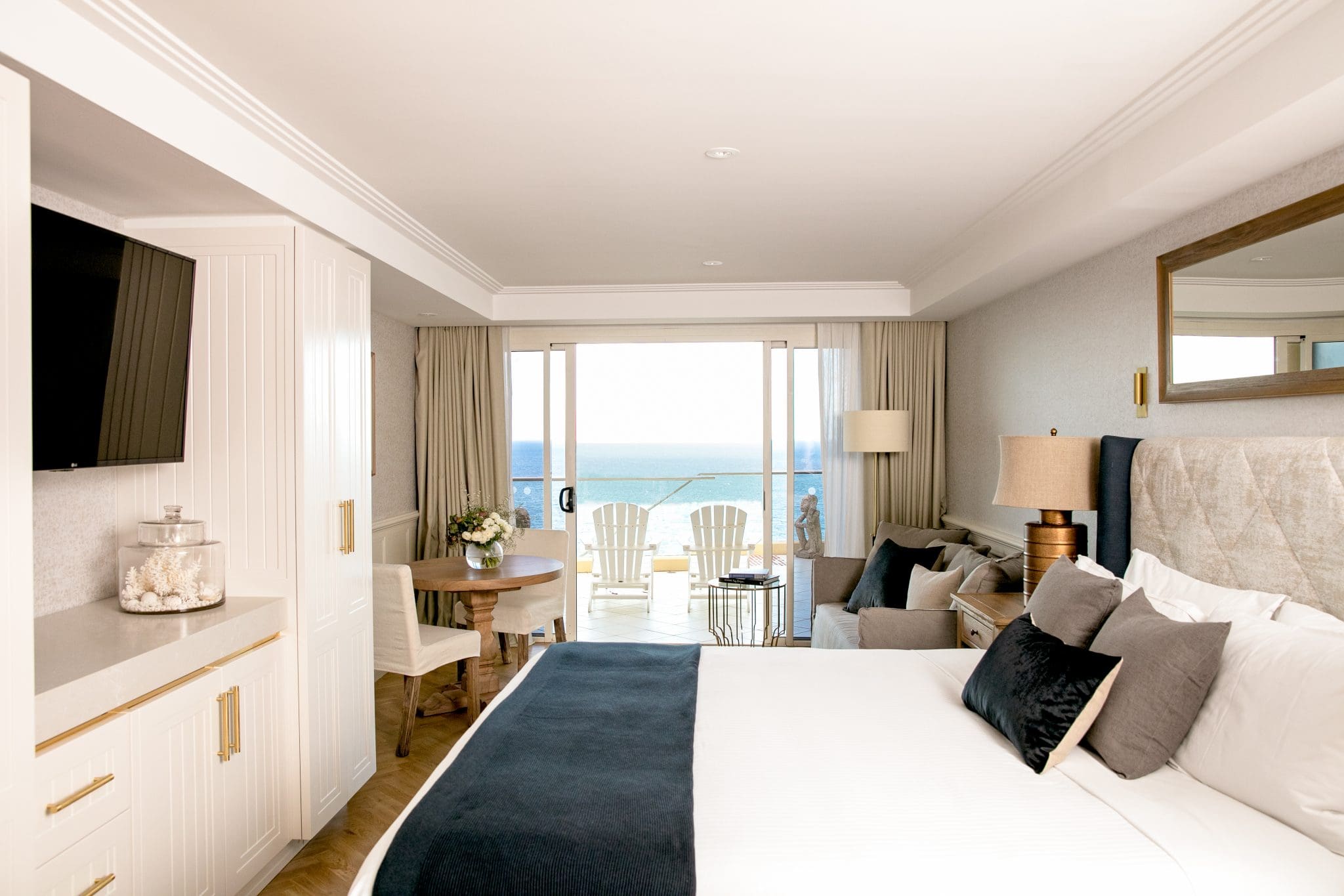 Jonah's Whale Beach hotel overlooking the ocean
